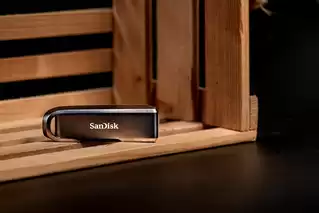 隨身碟的精緻金屬外觀與鑰匙圈孔