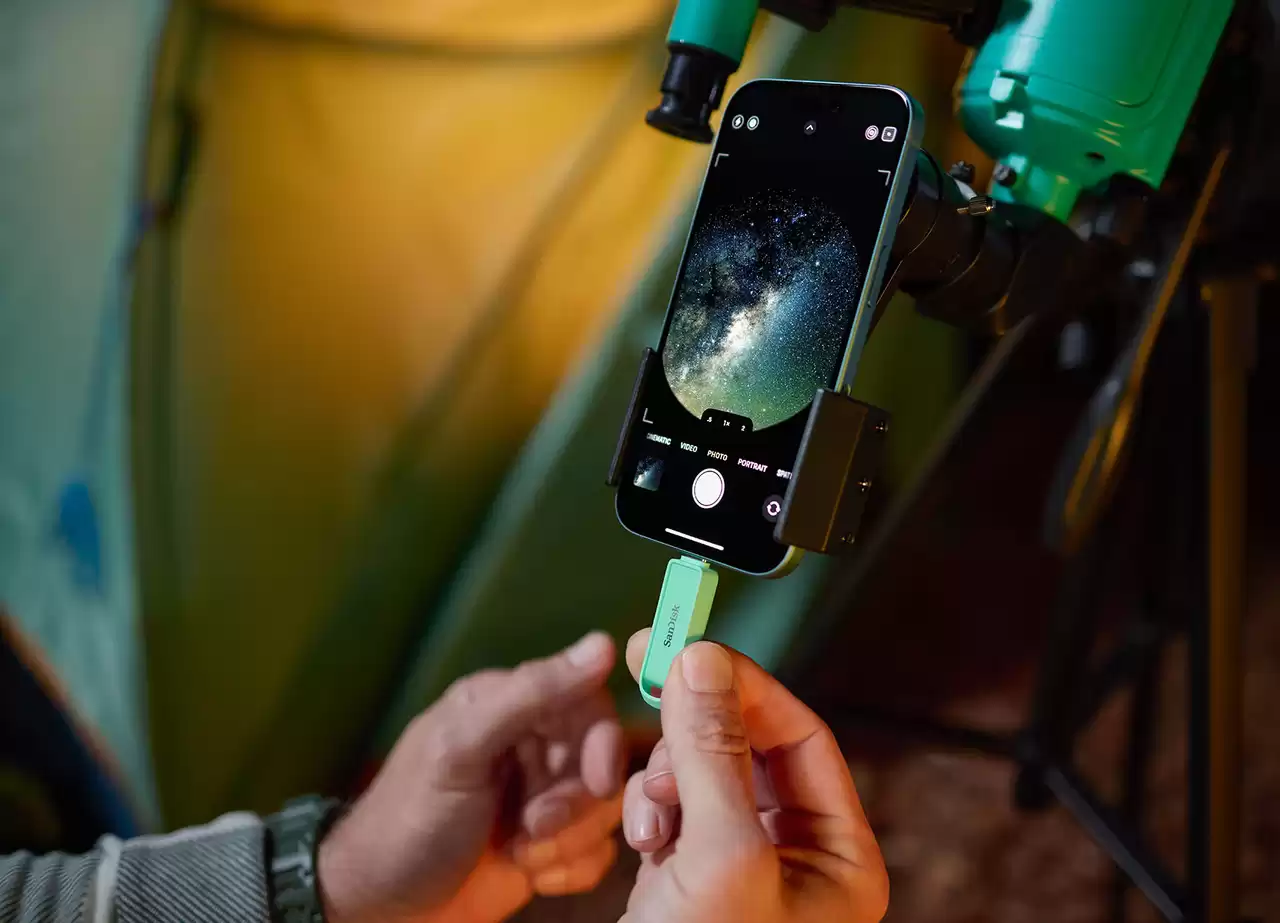 sd-usb-type-c-phone-drive-seafoam-green-featured2- Zoom Image